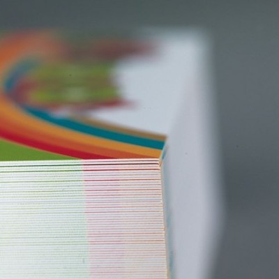 Pacote de folhas de papel coloridas visto de perto