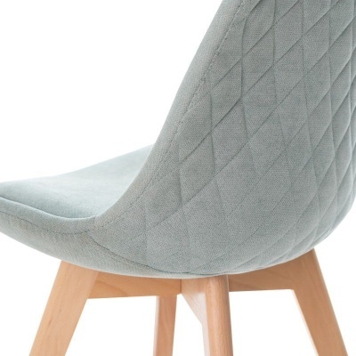 Cadeira cinzenta matelassê com pernas de madeira clara
