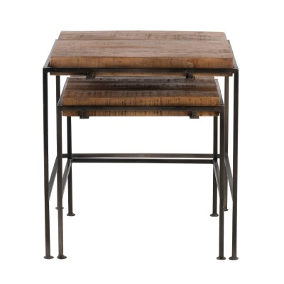 Conjunto de duas mesas de apoio com tampo de madeira e estrutura metálica preta