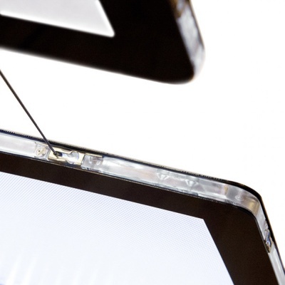 Moldura preta com superfície branca translúcida e cabo fino ligado