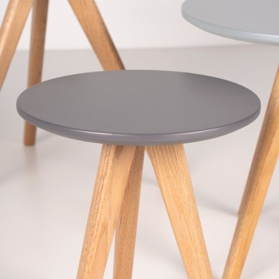 Mesa de apoio redonda cinzenta com pernas de madeira clara