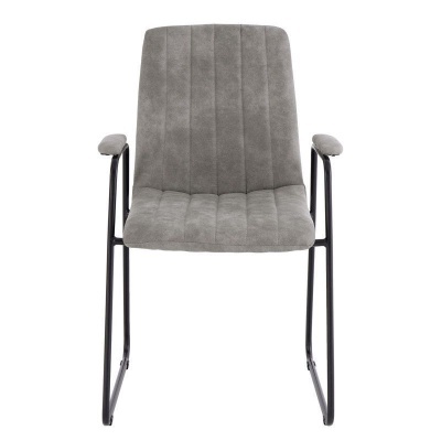 Cadeira de escritório cinzenta com estrutura metálica preta e braços almofadados