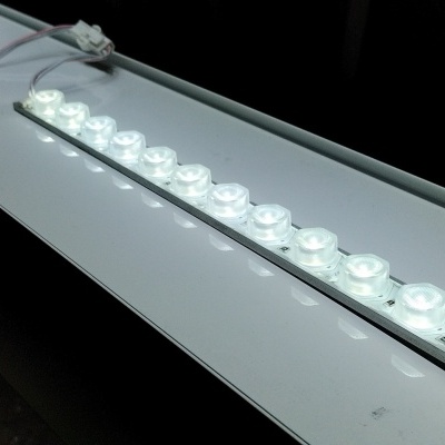 Painel de luz LED branco com LEDs circulares alinhados e cabos de alimentação