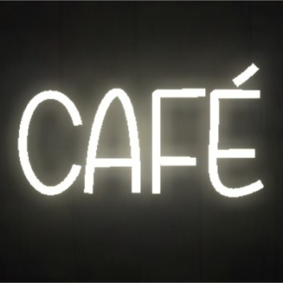 Letreiro neon branco com a palavra CAFÉ em fundo escuro