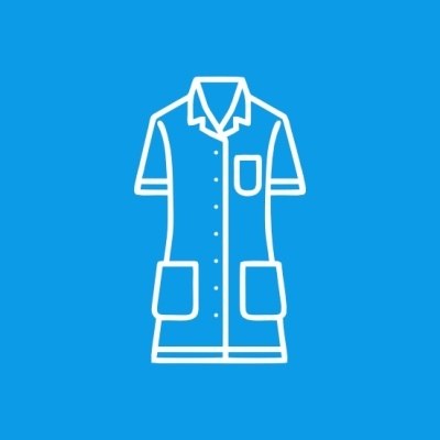 Desenho branco de bata de manga curta com bolsos em fundo azul