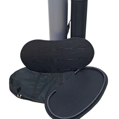 Acessórios de yoga incluindo tapetes, bolsa e almofadas pretas com padrão de madeira