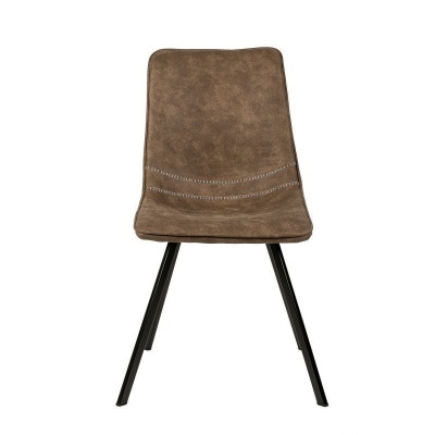 Cadeira castanha com pernas pretas em fundo branco