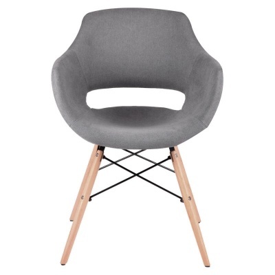Cadeira cinzenta de tecido com pernas de madeira clara e suportes metálicos pretos