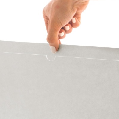 Mão segurando aba de envelope branco liso