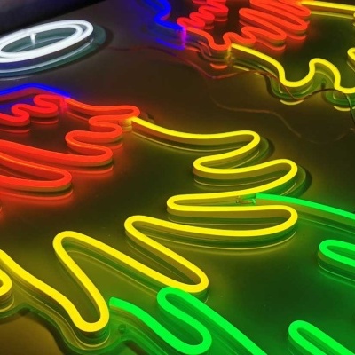 Iluminação em néon colorido abstrata em parede escura