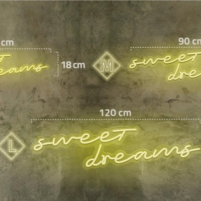Três sinais de néon amarelo com a frase 'sweet dreams' em fundo cinzento, com diferentes tamanhos e ícones geométricos à esquerda.
