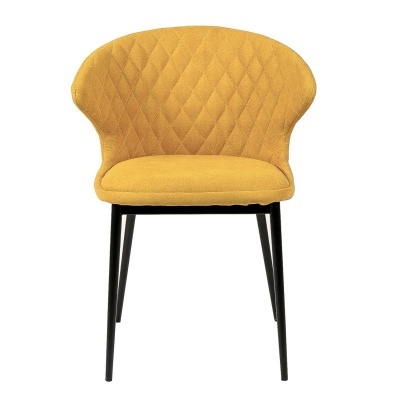 Cadeira estofada amarela com padrão acolchoado e pernas pretas