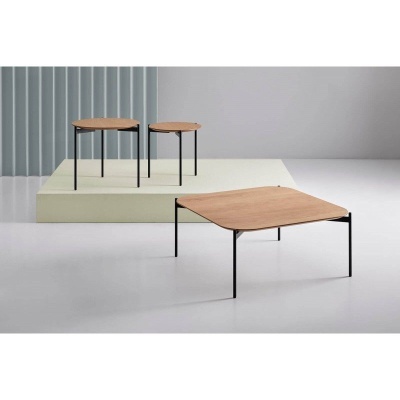 Três mesas de centro com tampo de madeira e pernas pretas, duas redondas em diferentes alturas e uma quadrada baixa