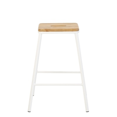 Banco alto metálico branco com assento de madeira clara