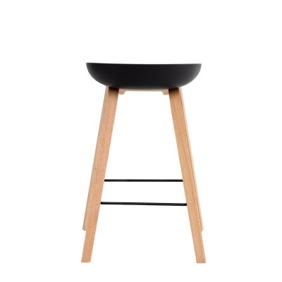 Banco alto com assento preto e pernas em madeira clara