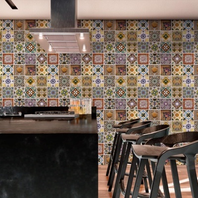 Cozinha moderna com azulejos coloridos e cadeiras altas pretas