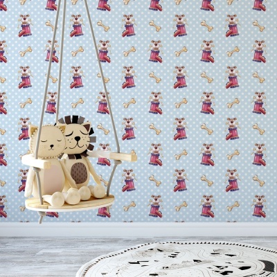 Swing de madeira com bonecos de leão e gato junto a papel de parede azul com cães e ossos, sobre tapete redondo branco no chão de madeira