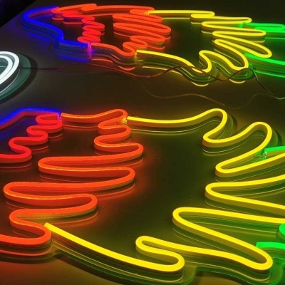 Neon colorido em forma de duas mãos estilizadas em vermelho, amarelo, verde e azul