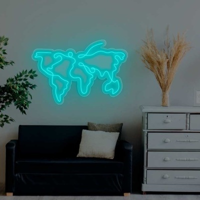 Sala com sofá preto, candeeiro de pé, cómoda cinzenta, mapa-múndi em neon azul na parede e planta em vaso.