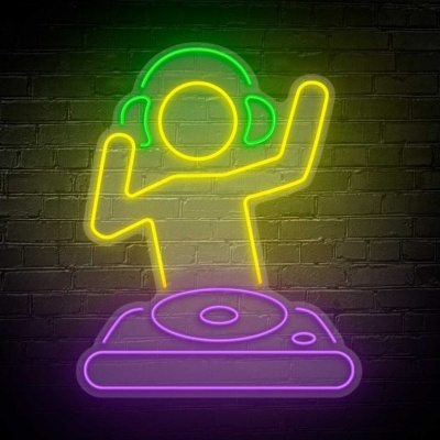Néon colorido mostrando uma pessoa com auscultadores e mesa de DJ numa parede escura