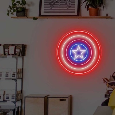 Luz néon em forma de escudo do Capitão América numa parede branca em espaço interior