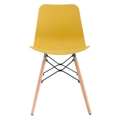 cadeira amarela em plástico com pernas de madeira clara e estrutura metálica preta