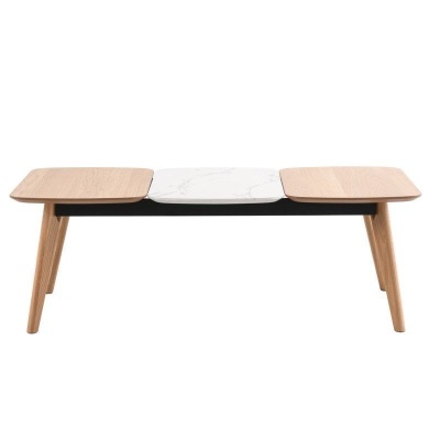 Mesa de centro em madeira clara com tampo branco de padrão mármore no centro