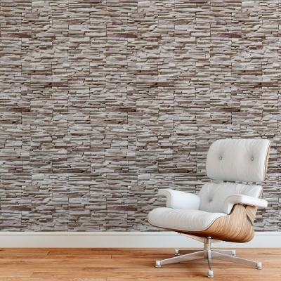 Cadeira de escritório branca em madeira com parede de pedra cinza