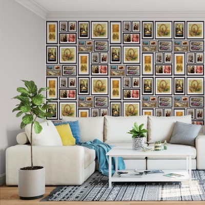 Sala de estar com sofá branco, várias almofadas coloridas, mesa de centro branca, planta alta em vaso cinza e parede com quadros pequenos