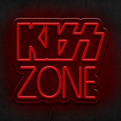 Letreiro de néon vermelho com texto 'KISS ZONE'