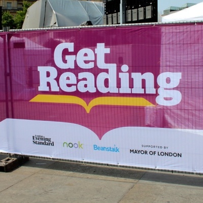 Banner rosa com texto Get Reading e logos de patrocinadores