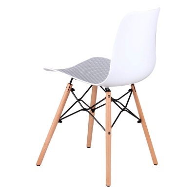 Cadeira branca e cinza com pernas em madeira clara e suportes metálicos pretos