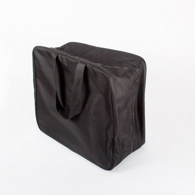 Bolsa preta de tecido com fecho e alças sobre fundo branco