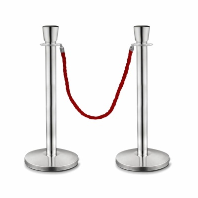 Postes metálicos prateados com corda vermelha torcida