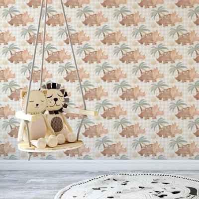 Baloiço de madeira com almofadas de leão e gato, papel de parede de rinocerontes e palmeiras, tapete redondo com padrão preto