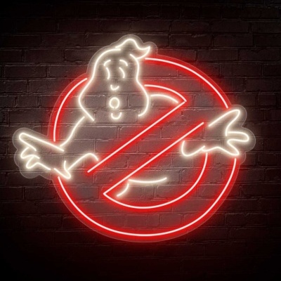 Letreiro de néon dos Ghostbusters numa parede de tijolos