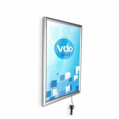 Quadro luminoso retangular com moldura prateada e painel azul com texto central