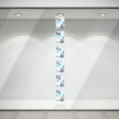 Vitrine de loja branca iluminada com uma tira vertical de imagens azuis