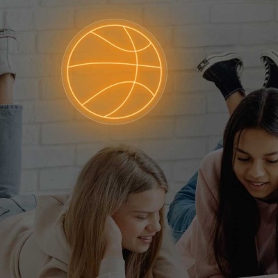 Duas jovens deitadas no chão com parede branca e luz de néon de bola de basquete