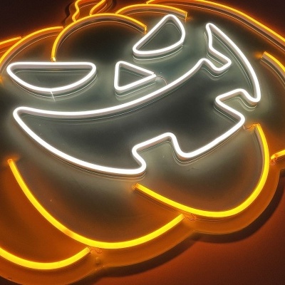 Luz de néon abóbora de Halloween laranja e branca