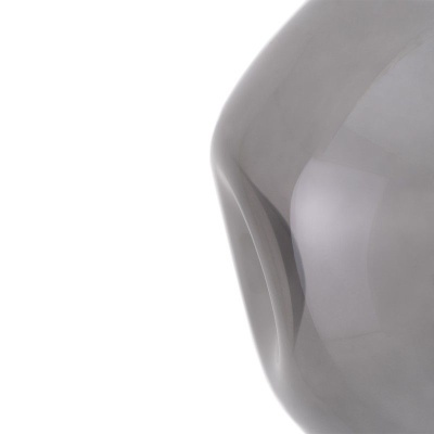 Peça cerâmica cinza brilhante com acabamento refletor