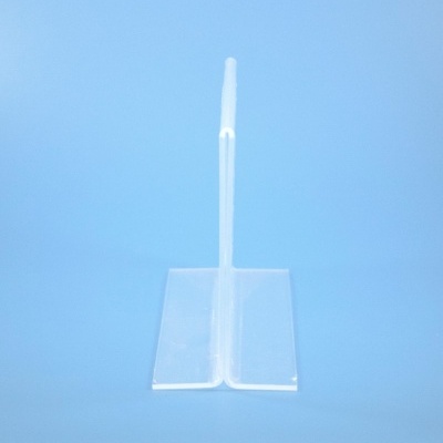 Rasqueta de plástico transparente sobre fundo azul