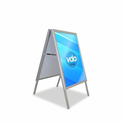 Quadro publicitário A-frame metálico cinza com painel azul e texto vdo STORE
