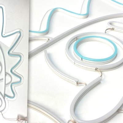 Luminária de néon com contorno de rosto de personagem em branco e azul-claro