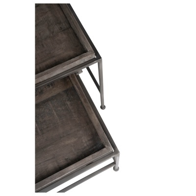 Mesa auxiliar em madeira escura com estrutura metálica cinza