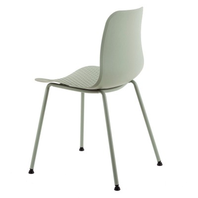 cadeira cinzenta clara moderna com pernas de metal