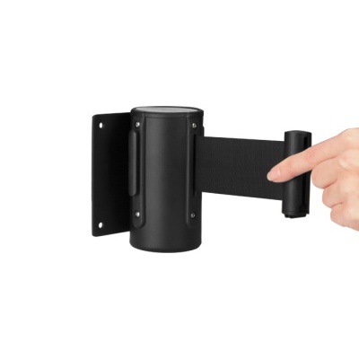 Cinta extensível preta montada na parede com mão segurando.