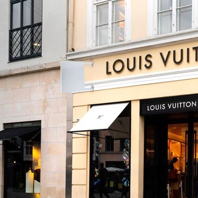 Fachada loja Louis Vuitton e loja Georg Jensen lado a lado