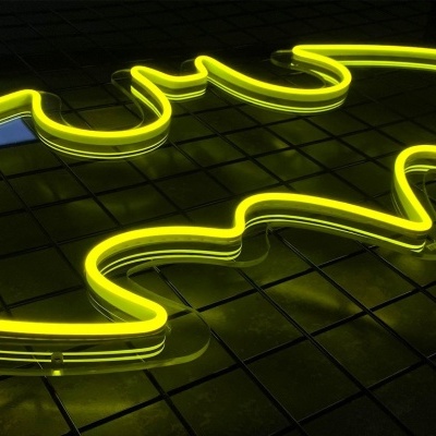 Neon amarelo do símbolo do Batman sobre fundo escuro com padrão geométrico