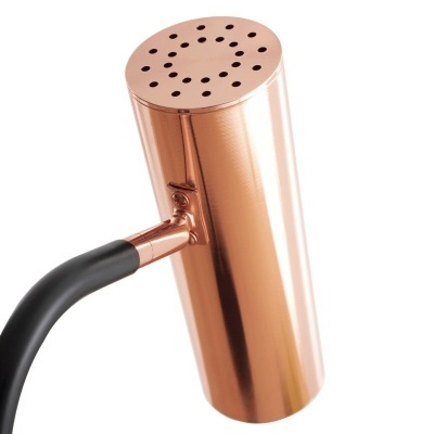 Regador metálico com acabamento cobre brilhante e punho preto